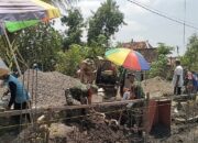 Gotong Royong Membangun Rumah Ibadah: Suasana Keakraban di Tengah Kerja Bakti Bangun Mushola