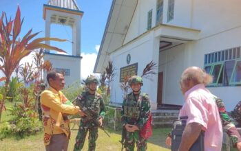 Tebar Cinta Kasih, Satgas Yonif 641/Bru Ibadah Bersama Warga di Gereja Kristen Injil Klasis Yalimi