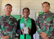 Satgas Pamtas Yonarmed 11 Kostrad Bagikan Alkitab dan Bacaan Rohani untuk Gereja GPIB di Sei Manggaris