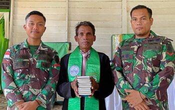 Satgas Pamtas Yonarmed 11 Kostrad Bagikan Alkitab dan Bacaan Rohani untuk Gereja GPIB di Sei Manggaris