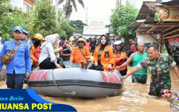 2 Warga Meninggal Dunia, Prajurit TNI Evakuasi Warga Terdampak Banjir di Ponorogo