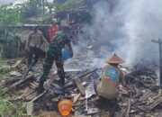 TNI-Polri dan Warga Bersatu Padamkan Kebakaran di Trenggalek