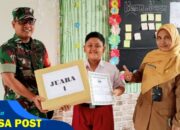 Babinsa Kratonan Berikan Piagam Penghargaan dan Hadiah Lomba Kebersihan Kelas