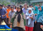 Walikota Bandar Lampung Membagikan bantuan Untuk Korban Banjir di Sukamaju, Kecamatan Teluk Betung Timur