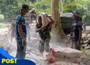 Semangat Gotong Royong, Prajurit TNI Satgas TMMD Ke-123 Kodim 1510/Sula Turunkan Material Semen Untuk Pembangunan Talud