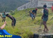 Lestarikan Budaya Kebersamaan, Satgas Yonif 715/Mtl Ajak Warga Gotong-Royong Karya Bhakti di Puncak Jaya