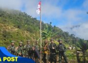 Tanamkan Semangat Kebangsaan, Satgas Yonif 715/Mtl Bersama Warga Kibarkan Bendera Merah Putih di Pelosok Papua