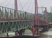 Pemdes Tegallega Lakukan Perawatan Rutin Jembatan Penghubung Karawang- Purwakarta
