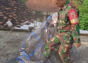 Serka Endik Evakuasi Balon Udara Raksasa yang Timpa Rumah Warga