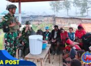 Hujan Tak Halangi Kebersamaan! TNI dan Warga Eronggobak Ibadah dan Makan Bersama