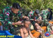 Terapkan Pola Hidup Rapih, Satgas Yonif 715/Mtl Berikan Layanan Potong Rambut Gratis dan Gunting Kuku kepada Masyarakat Puncak Jaya