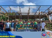 Kebersamaan Satgas Pamtas Yonarmed 11 Kostrad dan Warga Dalam Pembangunan Rumah Di Perbatasan