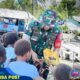 Dansatgas TMMD Berbagi Cokelat Kepada Anak-Anak, Ciptakan Suasana Hangat di Tengah Kegiatan