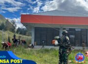 Prajurit TNI dan Warga Bergotong Royong Bersihkan Puskesmas Mayuberi di Tengah Pegunungan Papua