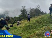 Satgas TNI Berjibaku Bersama Warga, Siapkan Lokasi Bakar Batu dengan Semangat Kebersamaan di Kampung Wombru
