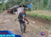 Kepala Desa Sindangasih Kec.Cikatomas Turun Langsung Bersih Bersih Bahu Jalan