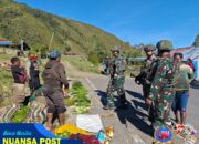 Semangat Bangkitkan Perekonomian Puncak Jaya, Satgas Yonif 715/Mtl Berkeliling Borong Hasil Bumi Masyarakat