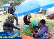 Gairahkan Ekonomi Lokal, Satgas Yonif 715/Mtl borong hasil Tani