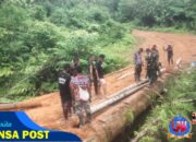 Satgas Yonif 126/KC Bersama Warga Gotong Royong Perbaiki Jembatan Menuju Kampung Wametkapa