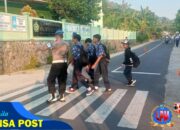 Pelayanan Masyarakat, Polsek Pamarican Polres Ciamis Bantu Anak Menyebrang di Area Sekolah