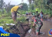 Jaga Kelancaran Pengairan Pertanian, Babinsa Desa Gondang Ajak Warga Kerja Bakti Memperbaiki Tanggul Sungai