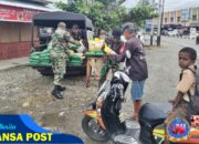 Jaga Kestabilan Harga Beras, Para Babinsa Dari Kodim 1710/Mimika Bekerja Sama Dengan Perum Bulog Terus Menjual Beras SPHP Untuk Warga Mimika