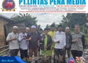 Banjir Tak Surutkan Masyarakat Desa Teluk Latak Melaksanakan Ziarah Kubur