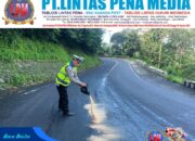 Pastikan Keselamatan Pengguna Jalan, Personil Polsek Cikijing Gerak Cepat Tutupi Oli yang Berceceran di Jalan