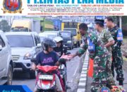 Berbagi Kebahagiaan Ramadan, Lanud Sultan Hasanuddin Bagikan Takjil di Simpang Lima Bandara