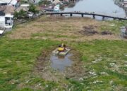 PUPR Kabupaten OKI Turunkan Alat Berat untuk Bersihkan Gulma dan Eceng Gondok di  Jembatan Belanti