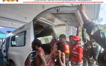 Aparat Gabungan TNI Bersama RSUD Mulia dan PMI Kab Puncak Jaya Evakuasi Pengungsi Korban Penembakan KKB di Distrik Sinak