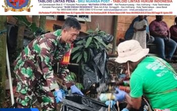 Gotong Royong Bersihkan Kali, Babinsa Timika Turun Langsung