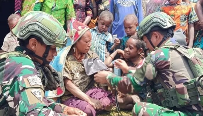 Prajurit Koops TNI Habema Serentak Berikan Pelayanan Kesehatan di Pelosok Papua