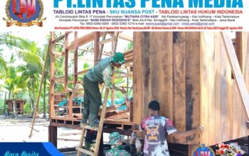 Satgas TMMD dan Warga Kebut Pemasangan Dinding Rumah Niko Makare