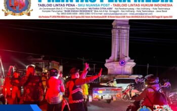 Roboh Diterpa Angin Kencang, Personel Polres Majalengka Bersama Tim Gabungan Evakuasi Korban Video Tron di Bundaran Cigasong