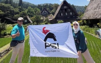 Liburan Ke Jepang Ketua DPD PSI Sumedang Ir. Dodi dan Istri Kibarkan Bendera PSI “Jangan Habis Manis Sepah Di Buang”