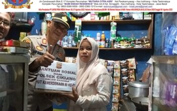 Dalam Rangka HUT RI Ke-81, Polsek Cikijing Berikan Bantuan Sosial Paket Sembako