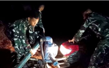 Tembus Kegelapan Malam, Prajurit Lanud Sjamsudin Noor Tetap Sigap dan Semangat Jaga Pompa Bantuan Presiden RI Untuk Suplai Air Pembahasan Gambut.