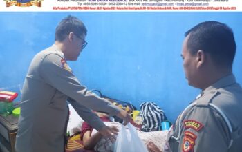 Wujud Kepedulian Polri, Ps. Panit Lantas Polsek Cikijing Berikan paket Sembako kepada Warga Kurang Mampu.