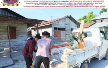 Percepatan Pembangunan RTLH, Anggota Satgas TMMD ke-129 Kodim 1505/Tidore Turunkan Material Semen