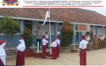 Police Goes to School, Bhabinkamtibmas Polsek Cikijing Aipda Harry Jadi Pembina Upacara dan Memberikan Edukasi Tentang Bullying di SD Negeri Sunalari