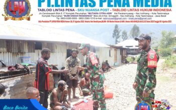 Babinsa 1714-01/Mulia Ulia Pererat Kemanunggalan TNI–Rakyat Melalui Anjangsana dan Bantuan Sembako di Kampung Kulon Enggame, Distrik Pagaleme