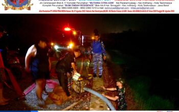 Gelap Malam Tak Jadi Penghalang, Satgas Karhutla Lanud Sjamsudin Noor Kembali Berjibaku Hadang Karhutla Hingga Dini Hari