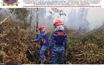 Asap Masih Mengepul, Satgas Darat Lanud Sjamsudin Noor Perkuat Pembasahan Lahan Gambut