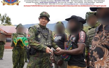 Memilih Jalan Damai, Empat Anggota OPM Puncak Jaya Serahkan Senjata kepada Pangkoops TNI Habema dan Kembali ke Masyarakat