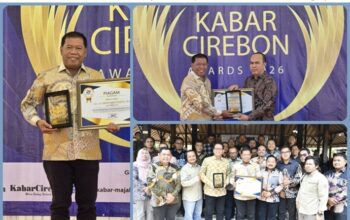 Bupati Eman Terima Kabar Cirebon Award 2026 untuk Program Subuh Akbar.
