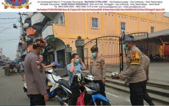 Cegah Kabut Asap Makin Tebal Polsek Tebing Tinggi Bagikan Masker kepada Masyarakat